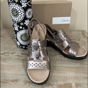CLARKS LEATHER LEXI QWIN SANDALS SIZE 9 WOMENS METALLIC PEWTER MEDIUM WIDTH